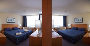 Double Room (Communicating Rooms) | Minibar, in-room safe, desk, blackout drapes - MS Vila Nova (Ponta Delgada)