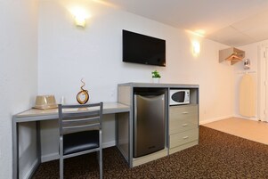 1 bedroom, premium bedding, desk, laptop workspace