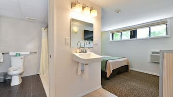 Standardværelse - 1 queensize-seng - handicapvenligt | Badeværelse | Kombination af bruser/badekar, gratis toiletartikler, hårtørrer