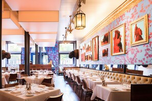 Petit déjeuner, déjeuner et dîner servis sur place