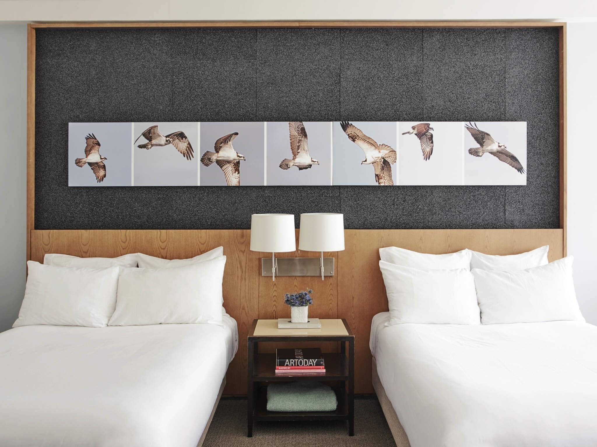 Quarto casal luxo, 2 camas de casal | Roupas de cama premium, edredons de pluma, frigobar, cofres nos quartos
