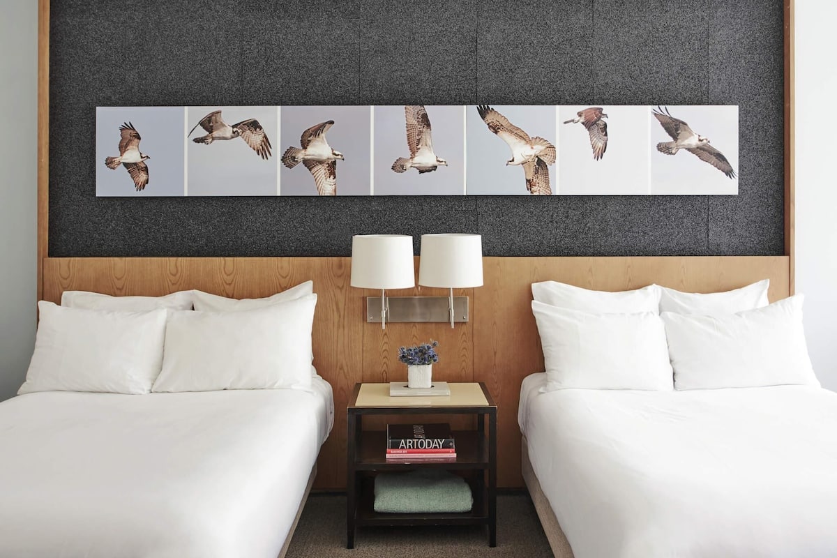 Habitación doble Deluxe, 2 camas matrimoniales | Ropa de cama de alta calidad, edredón y minibar