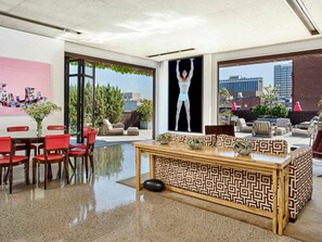 Apartment, 1 Double Bed (Rooftop) | Premium bedding, down comforters, minibar, in-room safe - 21c Museum Hotel Louisville (Louisville)