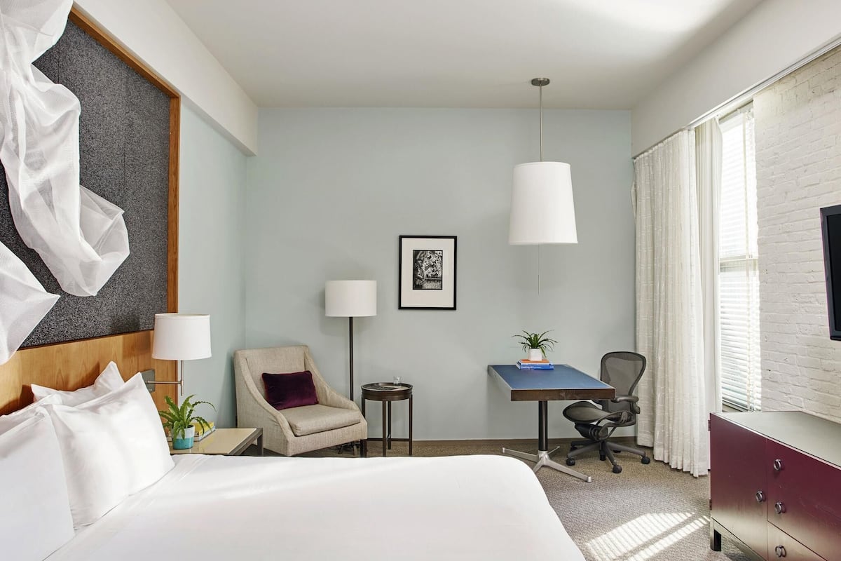 Habitación Deluxe, 1 cama King size | Ropa de cama de alta calidad, edredón y minibar