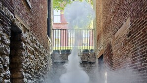 A steam fountain in a brick alleyway. - 21c Museum Hotel Louisville (Louisville)