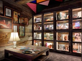 Ropa de cama de alta calidad, cubrecamas y minibar 