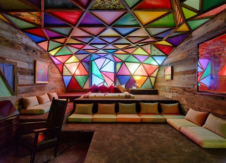 Ropa de cama de alta calidad, cubrecamas y minibar . 21c Museum Hotel Louisville