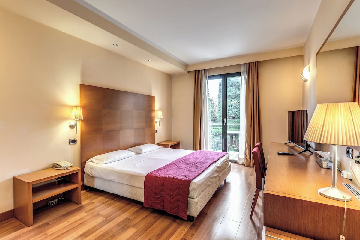 Comfort Double or Twin Room | Gebar bulu kapas, bar mini, peti besi dalam bilik, meja
