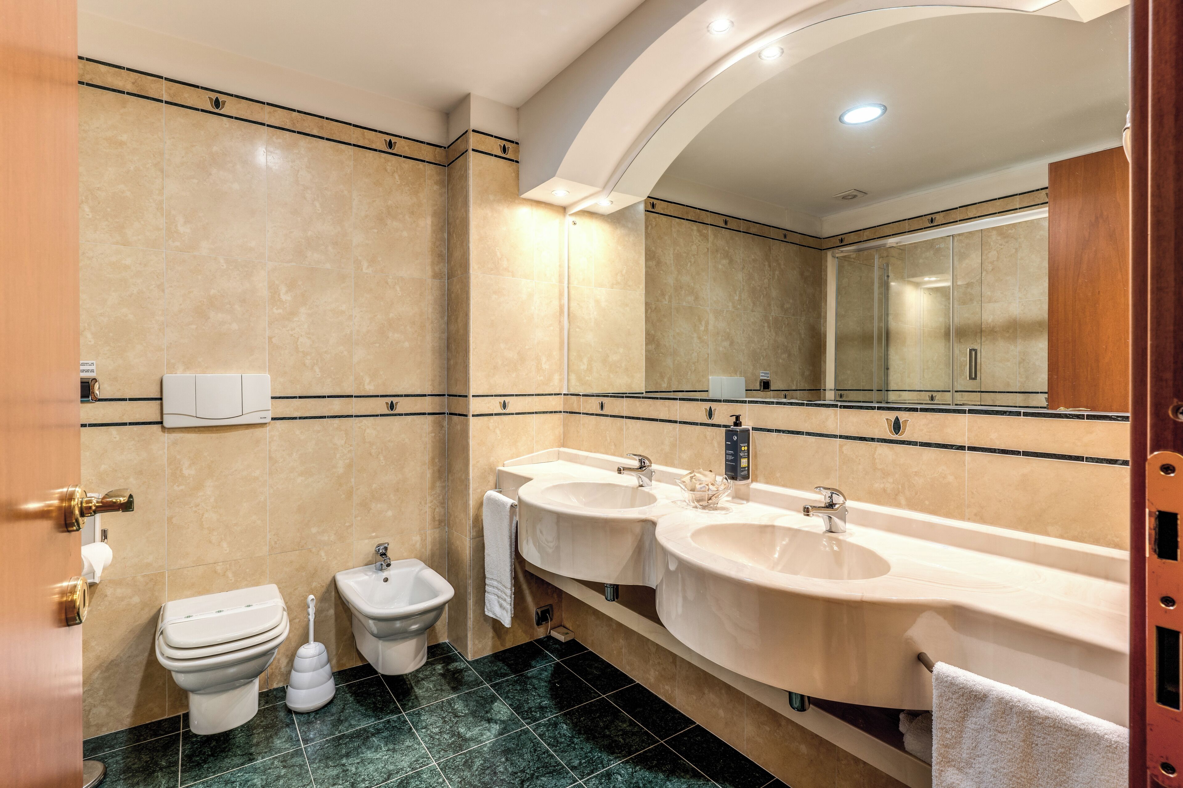 superior double or twin room | bathroom | shower, free toiletries, hair dryer, bidet