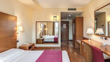 羽绒被、迷你吧、客房内保险箱、办公桌