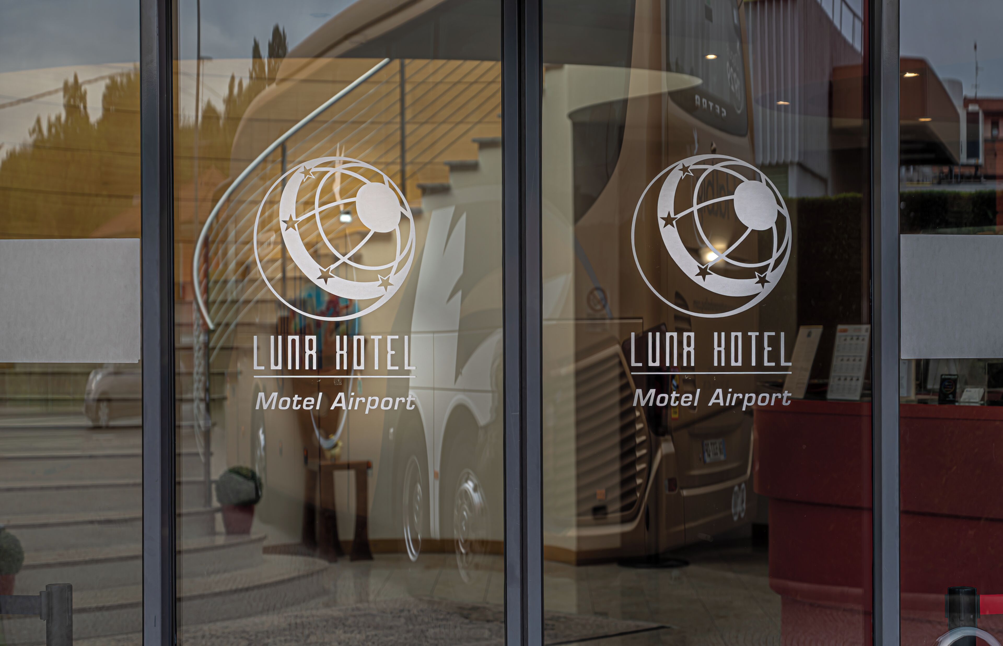 Das Hotel Luna, mit freiem Blick auf den Eingang und Spiegelung der Umgebung.