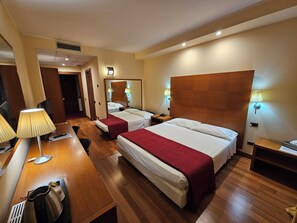 Chambre Triple Affaires | Couette en duvet d'oie, minibar, coffres-forts dans les chambres, bureau