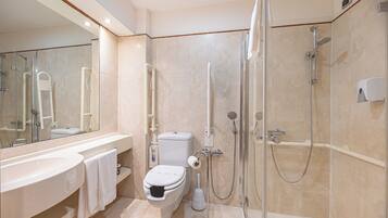Une salle de bain moderne équipée de toilettes, d’un lavabo et d’une douche.