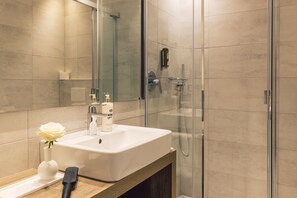 Habitació doble | Bany | Dutxa, articles de tocador gratuïts, assecador de cabells i bidet 
