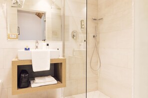 Eenpersoonskamer | Badkamer | Een douche, gratis toiletartikelen, een haardroger, een bidet