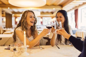 Se sirven desayunos y almuerzos, restaurante con mesas al aire libre
