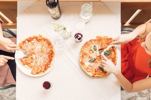 Ze serveren er ontbijt, lunch en diner 