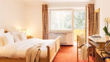 Habitación doble | Edredones de plumas, caja fuerte, decoración individual