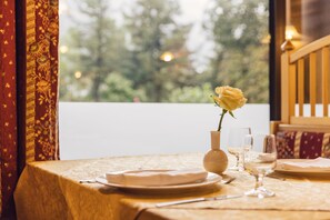 Frühstück, Mittagessen, italienische Küche, Speisen im Freien 