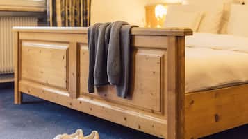 Doppelzimmer | Daunenbettdecken, Zimmersafe, individuell dekoriert