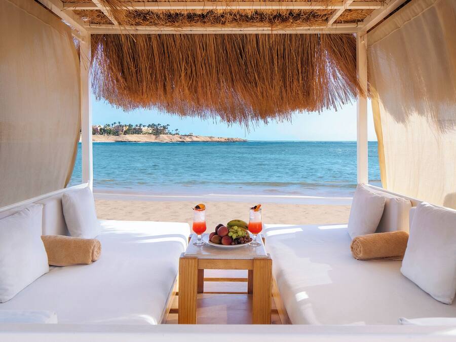 Playa privada, sillas reclinables de playa, sombrillas, toallas de playa