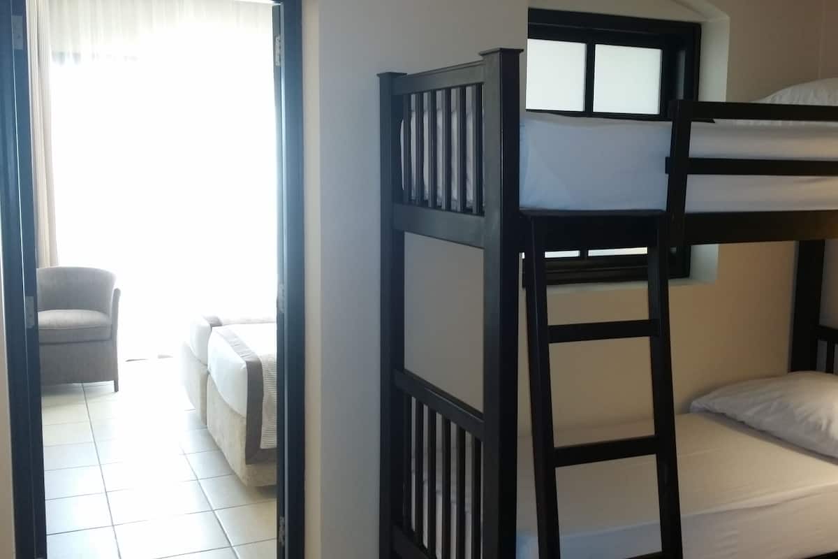 Rom – deluxe, sjøutsikt (Family, Twin and Bunk Bed, Jaz Lamaya) | Safe på rommet, skrivebord, strykejern/-brett og barnesenger (inkludert)