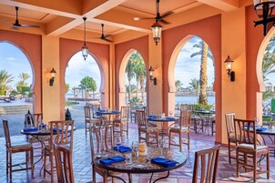 供应早餐、午餐和晚餐