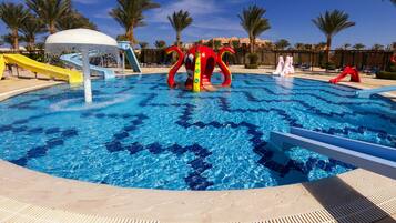 3 piscinas al aire libre, sillones reclinables de piscina