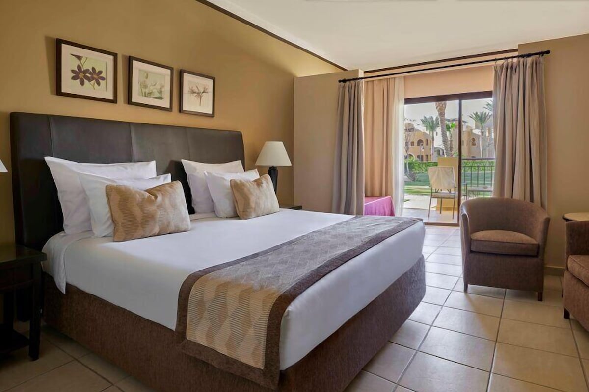 In-room safe, desk, iron/ironing board (on request), cribs (free)
