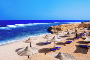 Privat strand, solstolar, parasoller och strandhanddukar