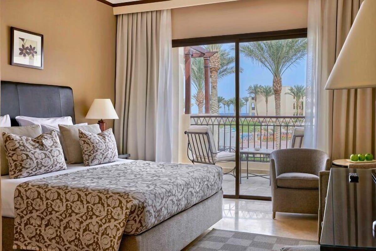 Junior Suite (Jaz Lamaya) | In-room safe, desk, iron/ironing board (on request), cribs (free)
