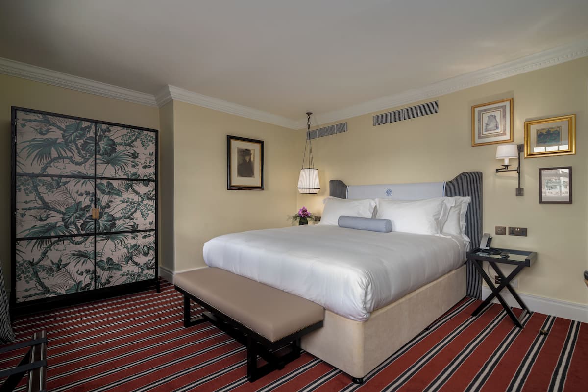King | Egyptian cotton sheets, premium bedding, down comforters, pillowtop beds