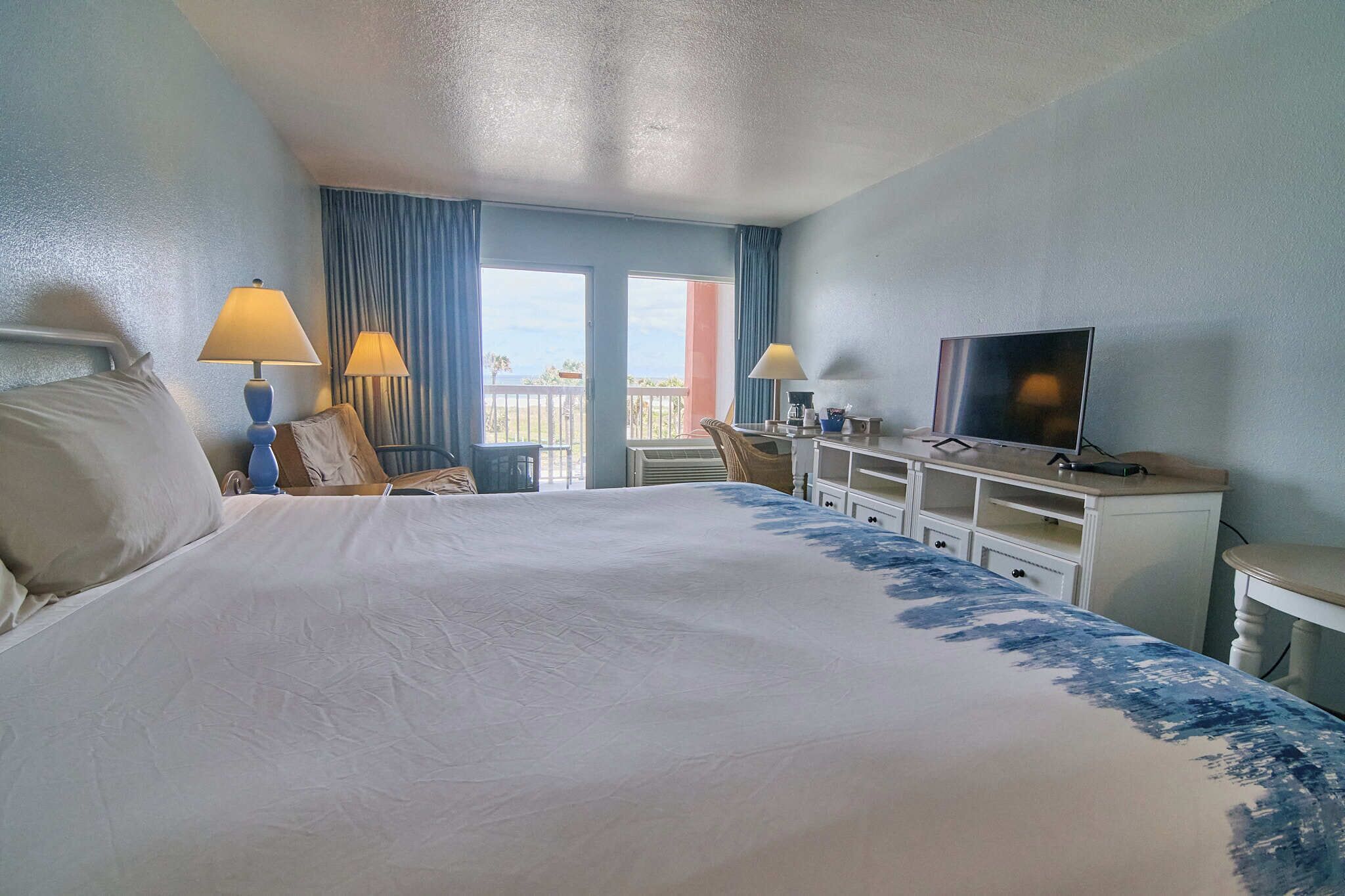 king w/ futon - 3rd floor | free wifi, bed sheets