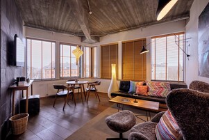 Studiosvit Deluxe | Allergitestade sängkläder, minibar och värdeförvaringsskåp på rummet