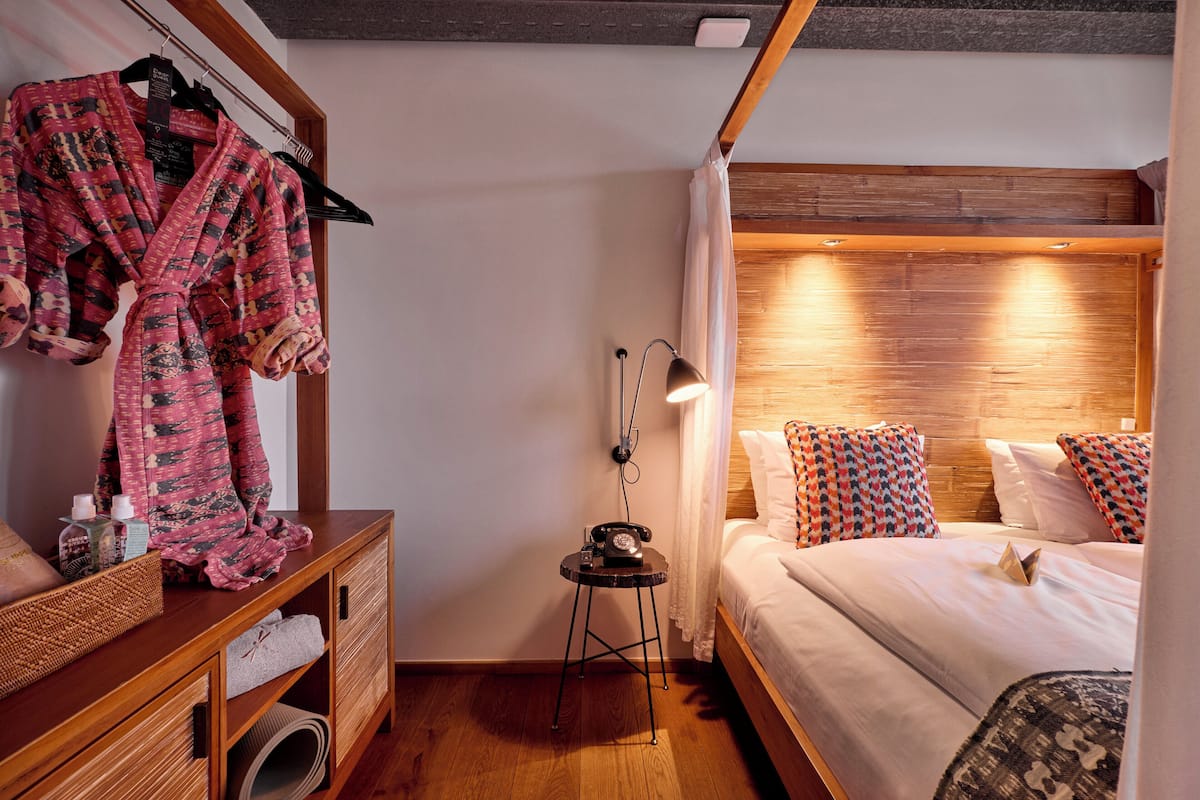 Suite, 2 Bedrooms | Peralatan tempat tidur hipoalergenik, bar mini, peti besi dalam bilik