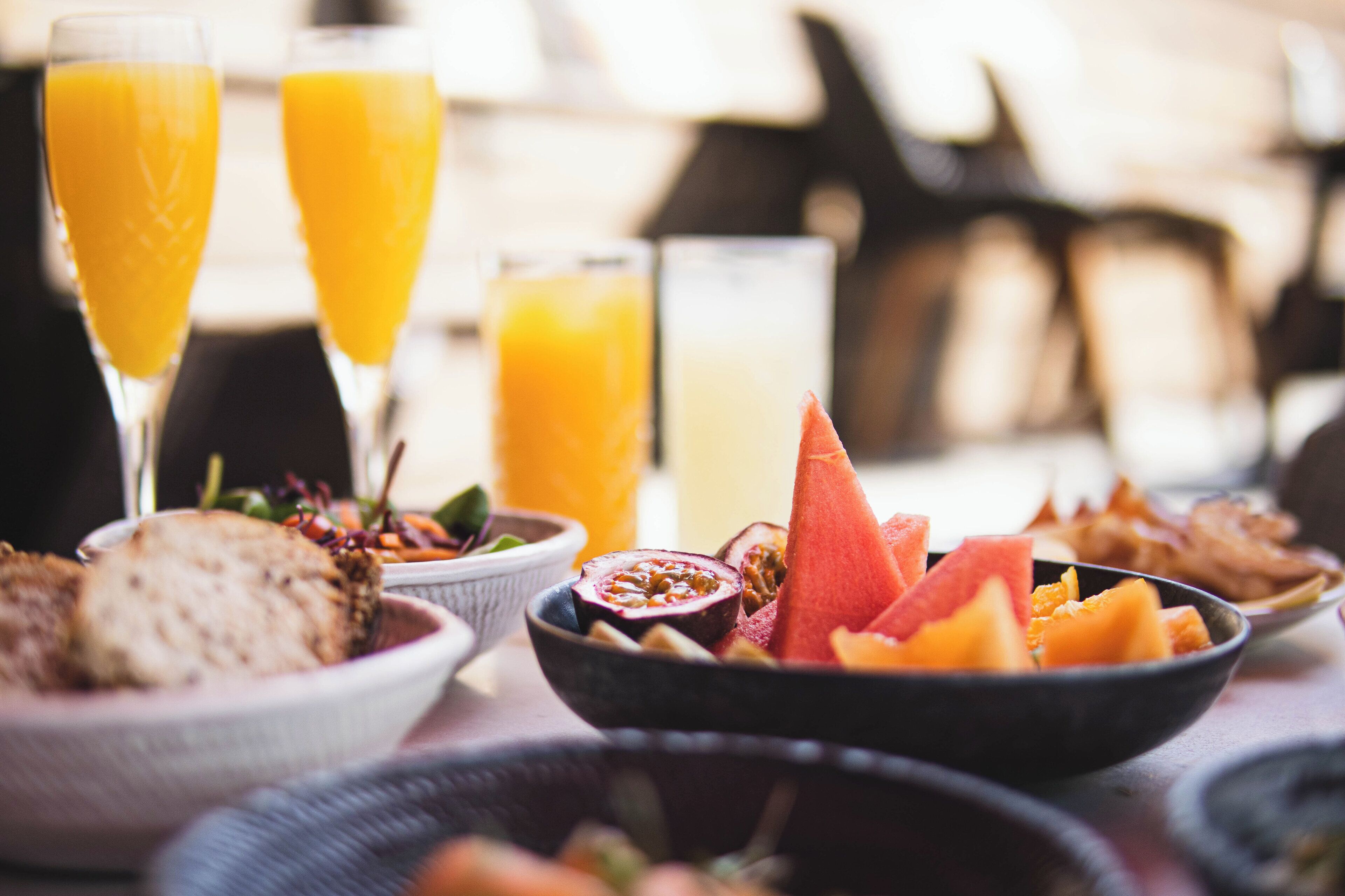 Desayuno con diferentes platos y bebidas.