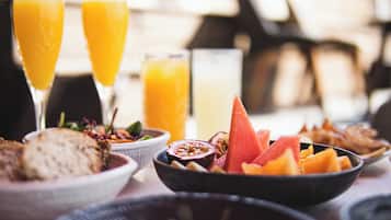 Desayuno con diferentes platos y bebidas.