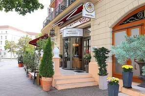 A hotel entrance with a sign reading "Hotel Albergue" and a welcoming sign above the door. - Albergo City Hotel Berlin (Berlin)