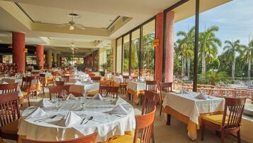 6 restaurants servant le petit déjeuner, le déjeuner et le dîner