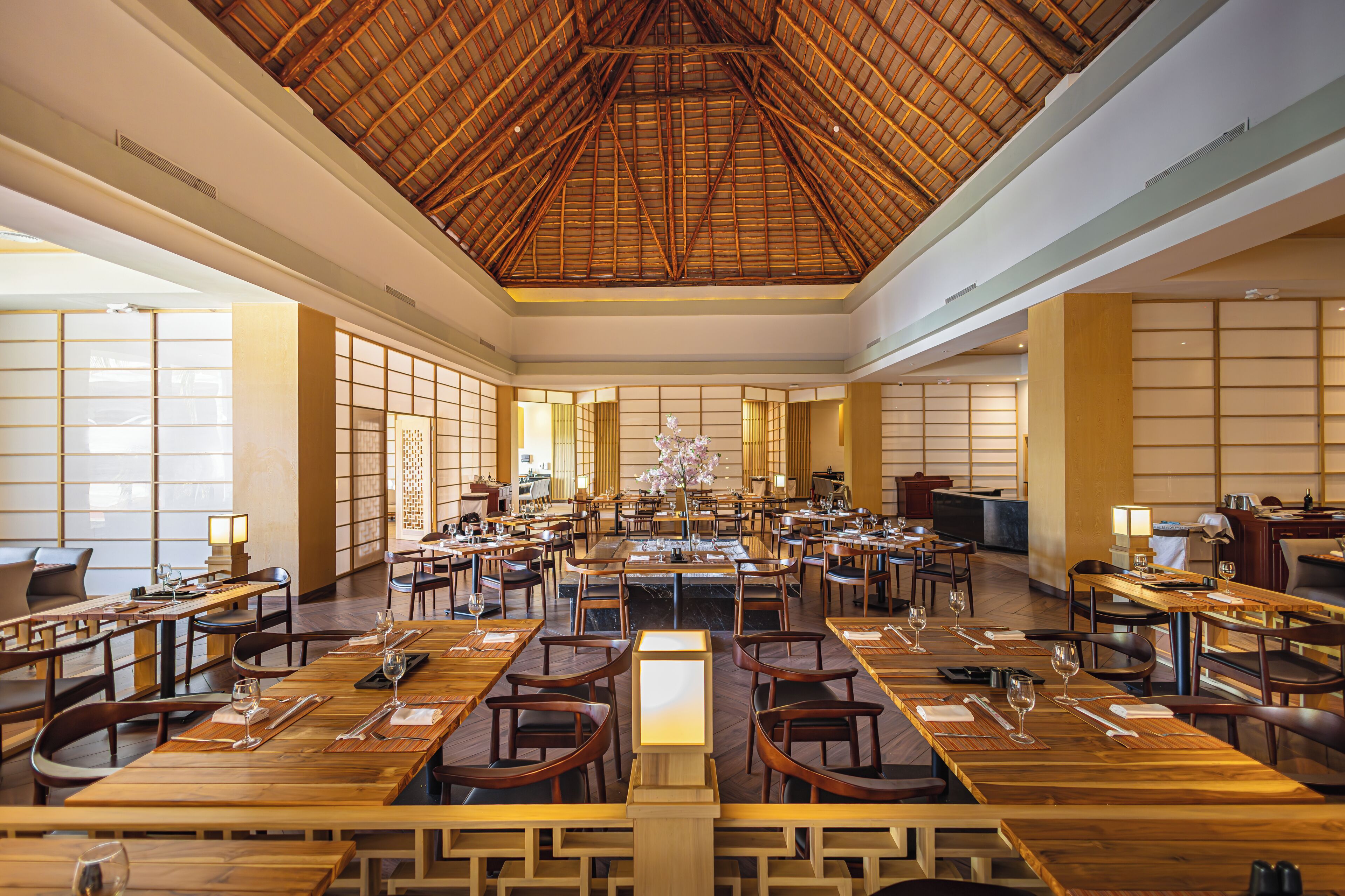 6 restaurants; breakfast, lunch, and dinner served