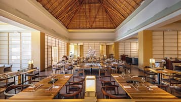6 restaurants; breakfast, lunch, and dinner served