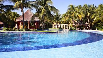 室外游泳池,池畔遮阳伞,日光浴躺椅