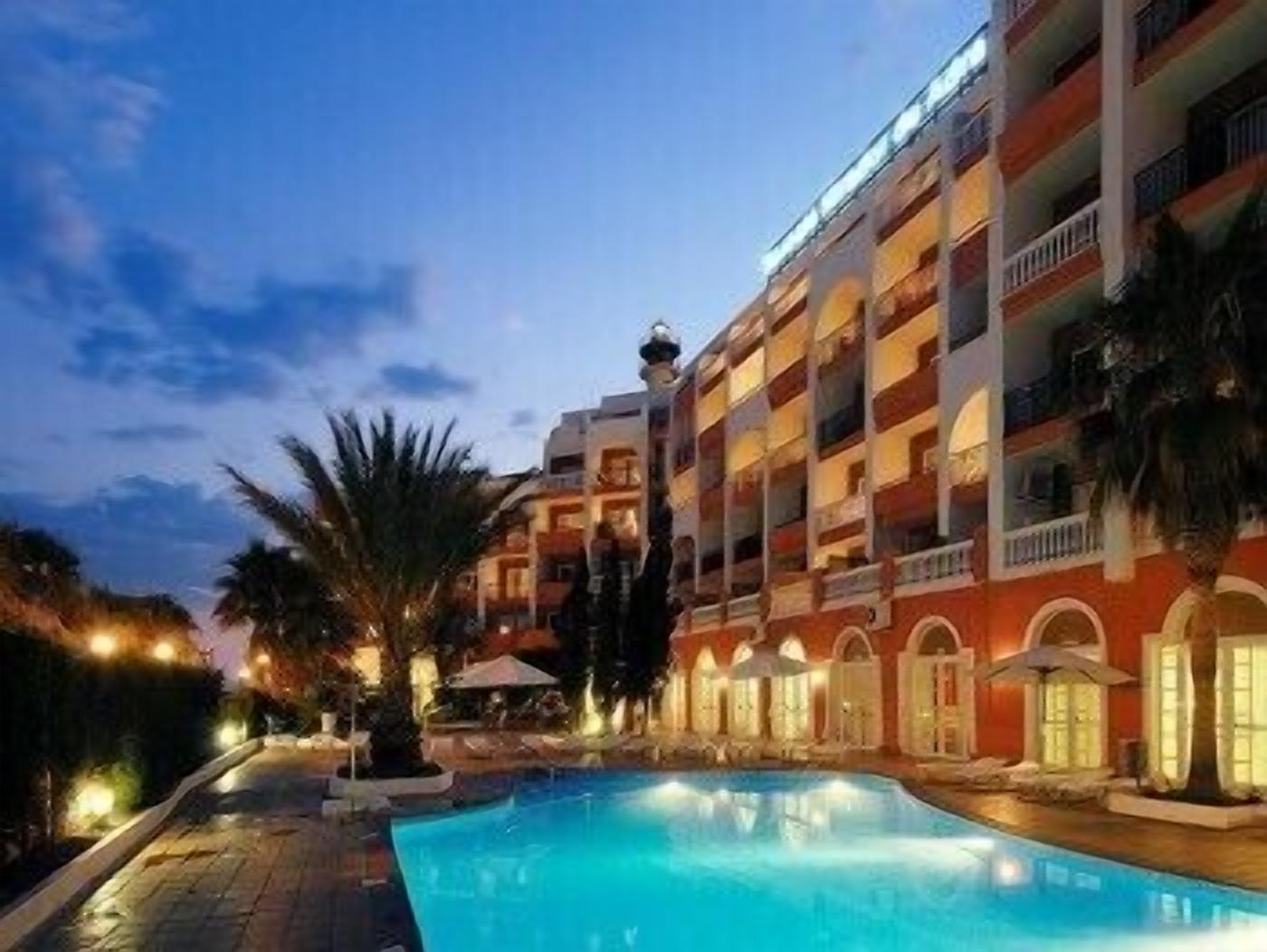 Alberca techada y alberca al aire libre