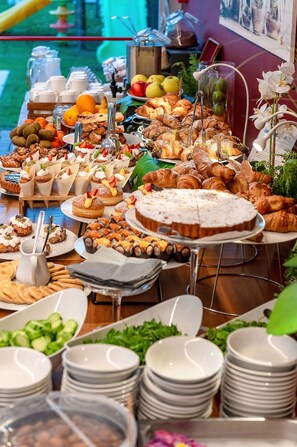 Café da manhã com buffet todos os dias (EUR 15 por pessoa) 