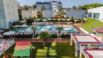 Una piscina al aire libre de temporada, sombrillas