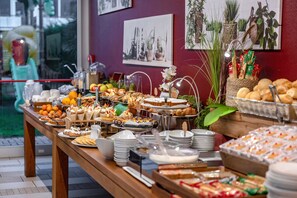 Café da manhã com buffet todos os dias (EUR 15 por pessoa) 