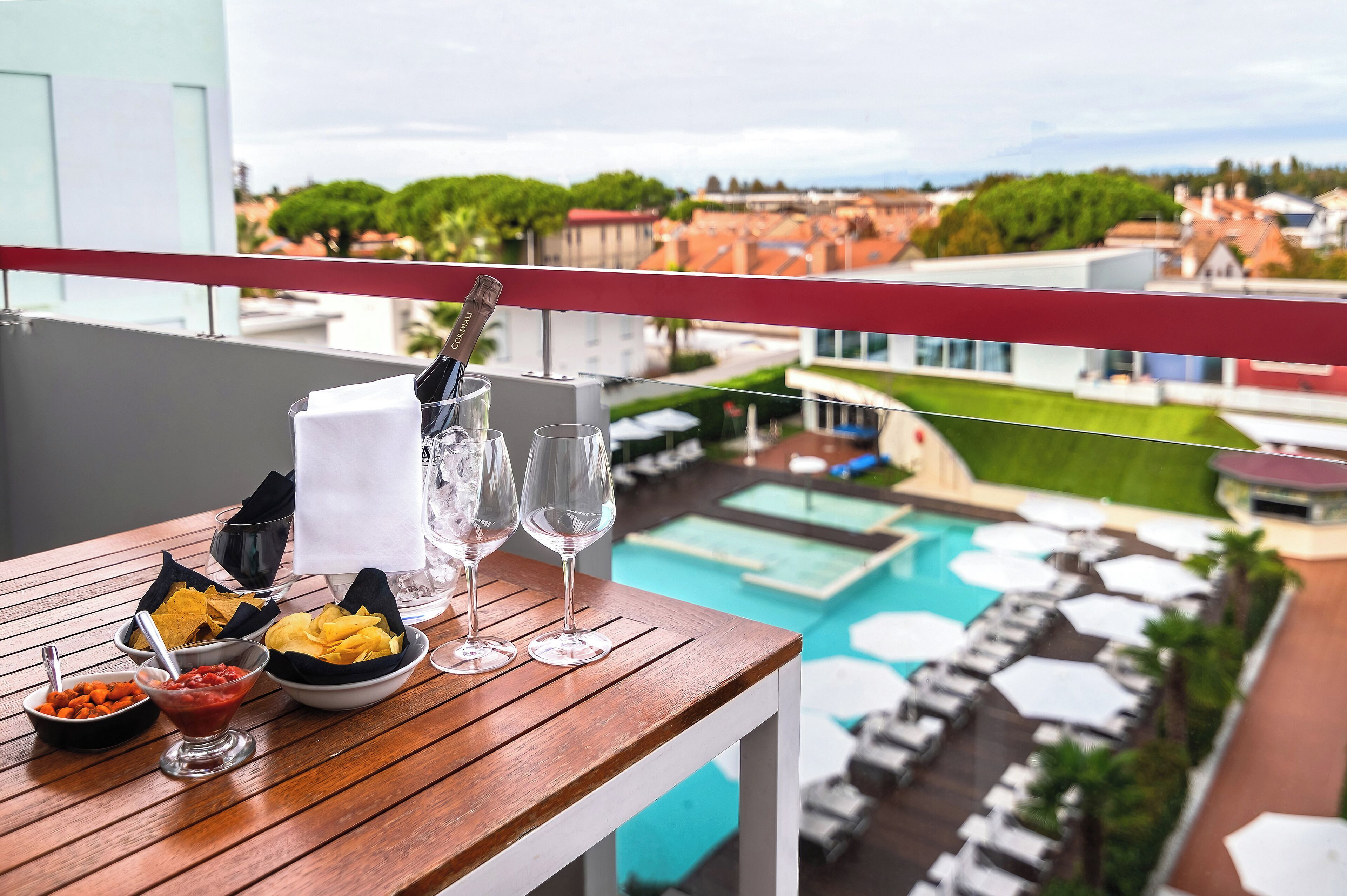 Hypo-allergenic bedding, down duvets, in-room safe, desk