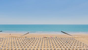 Privat strand i nÀrheten, solstolar, parasoller och strandbarer