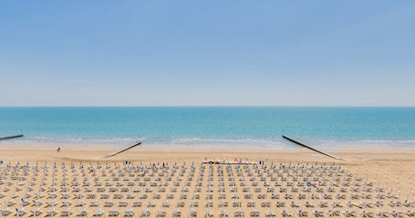 Private beach nearby, sun loungers, beach umbrellas, beach bar. Domino Suite Hotel Jesolo