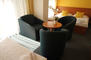 Standard Triple Room | In-room safe, cribs/infant beds, rollaway beds, free WiFi - Hotel Meritum (Prague)